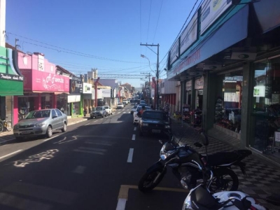 Comerciantes de Pompéia tentam manter empregos e contratos