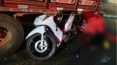 Mulher morre após bater moto em caminhão que estava estacionado 