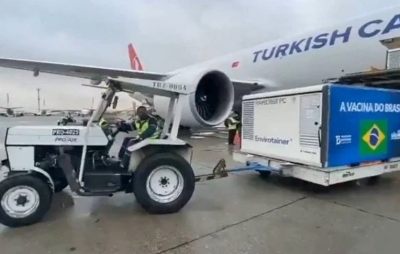 Avião com insumo para produzir 5 milhões de doses de vacina chega a São Paulo