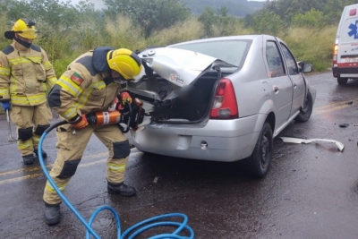 Homem é encontrado dentro de porta-malas de carro acidentado