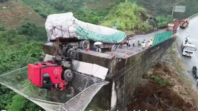 Cabine de carreta fica pendurada em rampa, ocupantes escapam caindo em rede