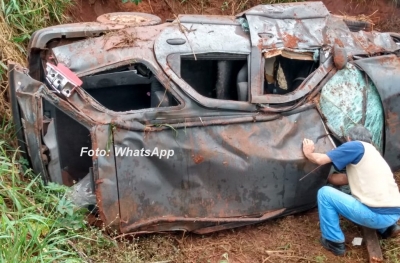 Carro capota em em rodovia e mata motorista de 30 anos