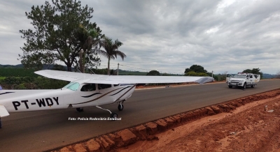 Avião tem pane e faz pouso forçado na SP-333, em Marília
