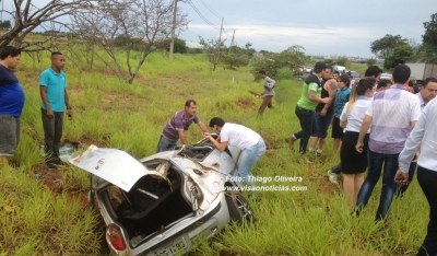 Capotamento fere três pessoas na SP-294