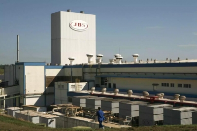 CARNE FRACA: JBS suspende atividades em 33 frigoríficos