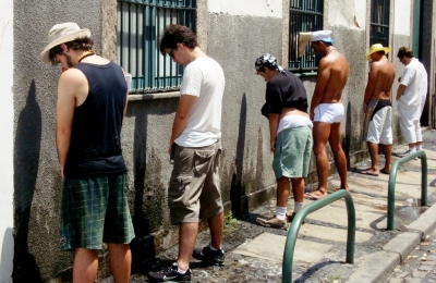Não esqueça: fazer xixi na rua é proibido e a multa não é nem um pouco barata