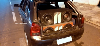 Rapaz é preso pela PM embriagado, com carro rebaixado e som alto