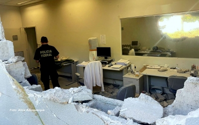 Criminosos usam caminhão furtado para invadir agência da Caixa em Marília