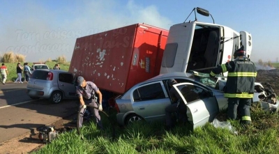 Caminhão capota e esmaga carros