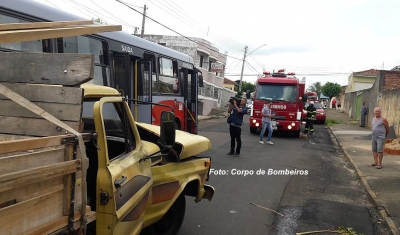 Acidente entre ônibus e caminhão deixa duas pessoas feridas em Marília
