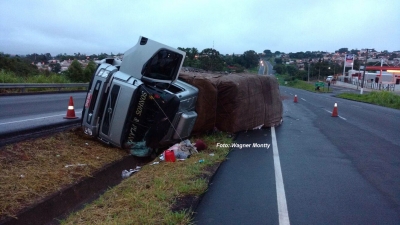Caminhão tomba na rodovia do Contorno