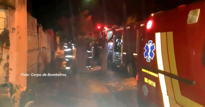 Casa invadida por moradores de rua pega fogo