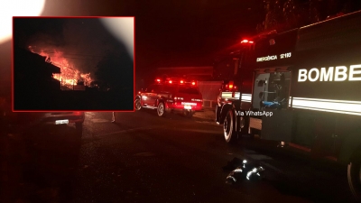 Casa de madeira é atingida por incêndio
