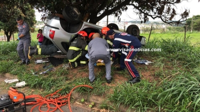 Casal sofre acidente ao capotar carro na SP-294, em Marília