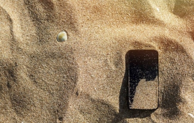 Celular perdido no mar é encontrado por criança e devolvido ao dono
