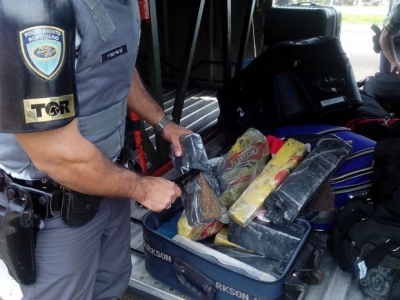 Passageira de ônibus é detida com maconha na mala