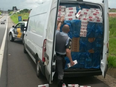 Jovem é preso com 90 mil maços de cigarro