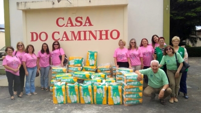 Voluntárias do Amor Exigente fazem doação de fraldas à Casa do Caminho 