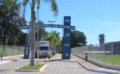 Detento quebra vidro de viatura durante escolta para atendimento médico em Marília