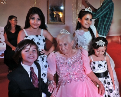 Vestida de princesa, idosa celebra aniversário de 100 anos