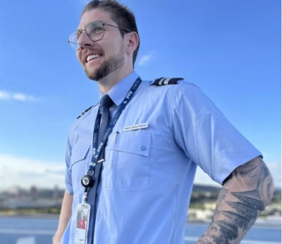 Azul libera tatuagem e piercing à mostra para pilotos e comissários