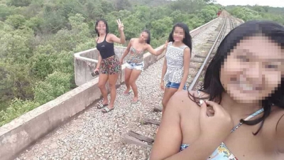 Três adolescentes caem de ponte de 10m de altura ao tirar selfies