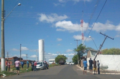 Caminhão derruba poste e bairro na zona Norte volta a ficar sem energia
