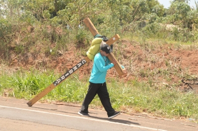 Homem carrega cruz em viagem a pé de quase 800km para Aparecida do Norte