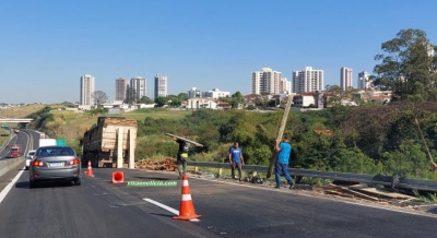 Acidente com carreta ainda prejudica trânsito no Contorno