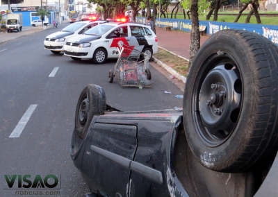 Mulher atropela duas crianças que empurravam carrinho de reciclagem