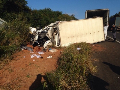 Homem morre e dois ficam feridos em acidente entre caminhões