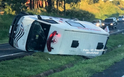 Tombamento de ambulância provoca mais dois acidentes no Contorno, em Marília