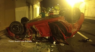 Motorista supostamente alcoolizado capota carro na zona norte
