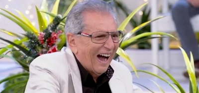 Aos 82 anos, Carlos Alberto de Nóbrega, posa nu em praia de nudismo 