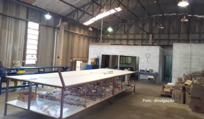 Local clandestino de produção de máscaras é interditado em Marília