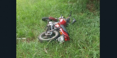 Motociclista bebe, usa drogas, cai da moto e aproveita para dormir