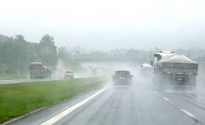 Estradas: metade dos acidentes na chuva ocorre por imperícia  
