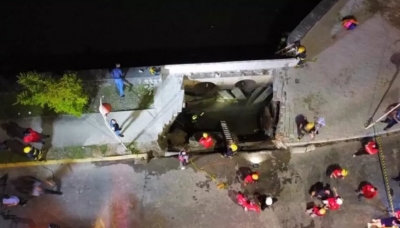 Calçada cede e moradores caem em rio durante evento de Natal em Joinville