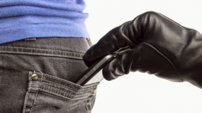 Ladrão "mão leve" leva celular sem vítima perceber