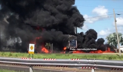 Carreta pega fogo na saída de Marília e motorista sofre queimaduras