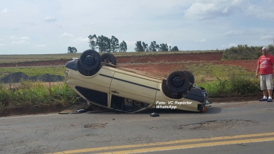 Capotamento no entroncamento de rodovias fere duas pessoas