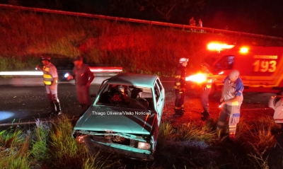 Capotamento fere duas pessoas na SP-294 próximo à Cooperativa