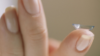 Mulher fica cega após nadar em piscina com lente de contato. Veja dicas importantes