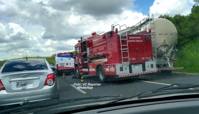 Acidente entre veículos congestiona a rodovia do Contorno