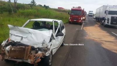Carro atinge traseira de caminhão