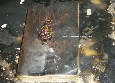 Bíblia é encontrada intacta após incêndio 