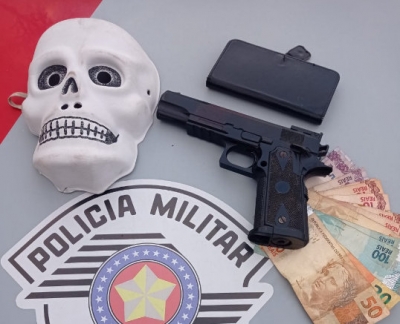 Ladrões são presos em flagrante após roubo utilizando máscara de caveira e pistola 