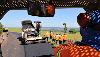 Inicia recapeamento de mais um trecho da estrada vicinal do distrito de Avencas