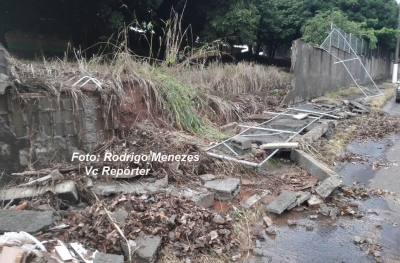 Temporal nesta madrugada causa estragos em Marília