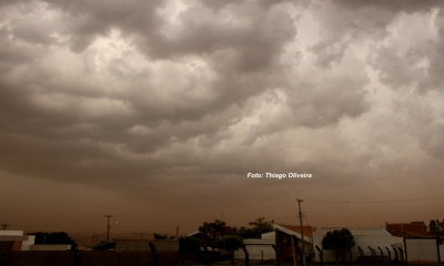 Nova frente fria traz tempestade de areia e vento em Marília
